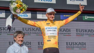 BILBAO, 06/04/2026.- El ciclista franc&eacute;s del Decathlon CMA CGM Team, Paul Seixas, celebra en el podio con el maillot amarillo la victoria conseguida en la etapa inicial de la 65 edici&oacute;n de la Itzulia Basque Country (Vuelta al Pa&iacute;s Vasco), disputada este lunes en Bilbao. EFE/Javier Zorrilla 