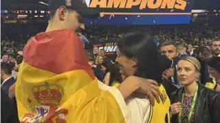 Aday Mara se enfundó la bandera para celebrar el triunfo Aday Mara se enfundó la bandera para celebrar el triunfo