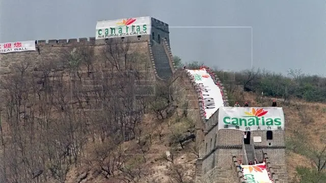 600 niños chinos, 20 minutos y una lona: la historia secreta de Canarias en la Gran Muralla Lona de Canarias en la Gran Muralla China