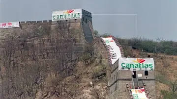 600 niños chinos, 20 minutos y una lona: la historia secreta de Canarias en la Gran Muralla Lona de Canarias en la Gran Muralla China