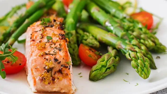 Salmón con verduras, un plato que según el estudio es positivo para el bienestar psicológico Pescado tipo salmón con verduras es mejor alimento para el bienestar psicológico en niños