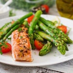 Salm&oacute;n con verduras, un plato que seg&uacute;n el estudio es positivo para el bienestar psicol&oacute;gico