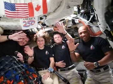 AME837. WASHINGTON (ESTADOS UNIDOS), 06/04/2026.- Captura de video tomada de la cuenta oficial en X @NASA que muestra desde la izquierda a los astronautas; Reid Wiseman, Christina Koch, Jeremy Hansen y Victor Glover saludando durante una conversaci&oacute;n en directo desde la nave Ori&oacute;n de la misi&oacute;n Artemis II con el presidente de Estados Unidos, Donald Trump. EFE/ @NASA /SOLO USO EDITORIAL/ NO VENTAS/ SOLO DISPONIBLE PARA ILUSTRAR LA NOTICIA QUE ACOMPA&Ntilde;A (CR&Eacute;DITO OBLIGATORIO) 