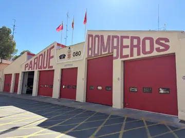 Bomberos trabajan en la extinción de un incendio en una empresa de plásticos en el polígono de San Ginés Bomberos trabajan en la extinción de un incendio en una empresa de plásticos en el polígono de San Ginés