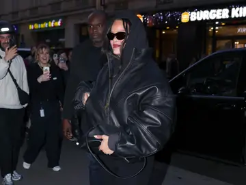Rihanna de compras en París. Rihanna de compras en París.
