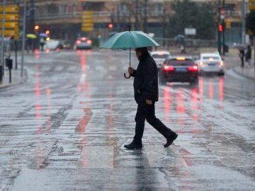 M&Aacute;LAGA, 08/04/2026.-Una persona se protege de la lluvia con un paraguas este mi&eacute;rcoles en M&aacute;laga. La influencia de una borrasca aislada -ubicada al suroeste de la pen&iacute;nsula-, con un previsible car&aacute;cter estacionario, dejar&aacute; hoy precipitaciones en el oeste peninsular, especialmente en el cuadrante suroeste, lluvias que podr&aacute;n extenderse a zonas aleda&ntilde;as del centro peninsular, con descenso de temperaturas en algunas zonas y calima en el centro y oeste peninsular.EFE/ Jorge Zapata 