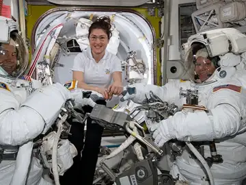 Nick Hague (izquierda) y Anne McClain antes de su primera caminata espacial NASA