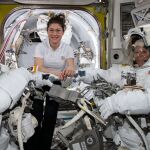 Nick Hague (izquierda) y Anne McClain antes de su primera caminata espacial