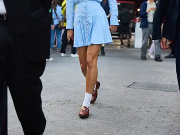 Mujer con mocasines de primavera. Mujer con mocasines de primavera.