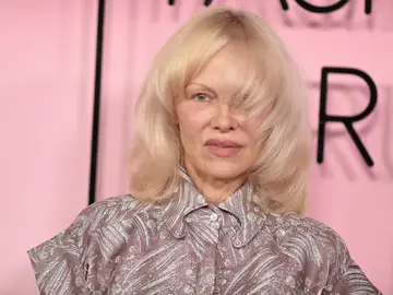 El look de Pamela Anderson. Pamela Anderson arrives at the Fashion Trust U.S. Awards on Tuesday, April 7, 2026, in Los Angeles. (Photo by Richard Shotwell/Invision/AP)