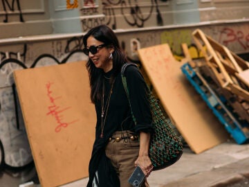 Mujer con vaqueros marrones en Nueva York.