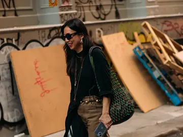 Mujer con vaqueros marrones en Nueva York. Mujer con vaqueros marrones en Nueva York.