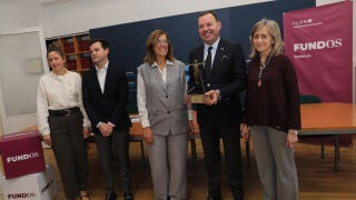 La presidenta de la Diputaci&oacute;n, &Aacute;ngeles Armis&eacute;n(C), junto a la vicepresidenta, M&ordf; Jos&eacute; de la Fuente(D); y a la diputada de Cultura, Carolina Valbuena(I) ,acompa&ntilde;an al director general de Fundos, Jos&eacute; Mar&iacute;a Viejo(2D); y al director general adjunto, Ignacio Galarraga(2I), en la presentaci&oacute;n de la Gala de los VII Premios FUNDOS a la Innovaci&oacute;n Social en Castilla y Le&oacute;n