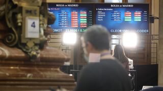 Econom&iacute;a/Bolsa.- El Ibex 35 corrige un 0,61% en la media sesi&oacute;n, pero aguanta los 18.000 puntos