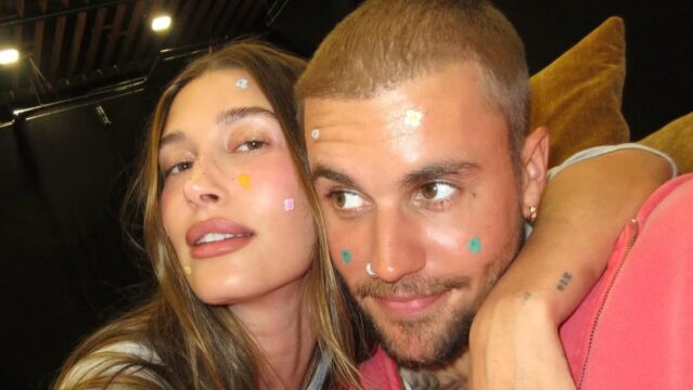 Hailey y Justin Bieber con parches para granitos de colores de Rhode