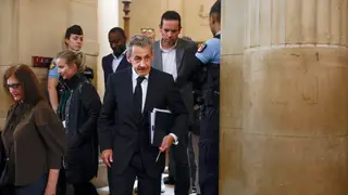 Former French president Sarkozy appears in court in Libyan financing appeal Paris (France), 09/04/2026.- Former French president Nicolas Sarkozy (C) leaves the courthouse during the appeal trial in the Libyan financing case in Paris, France, 09 April 2026. Convicted at first instance for criminal conspiracy and jailed for twenty days before being released, former French president Sarkozy appeared at the appeal trial in the case concerning Libyan financing before the Paris Court of Appeal. The trial is scheduled to conclude on 03 June 2026. (Francia) EFE/EPA/YOAN VALAT