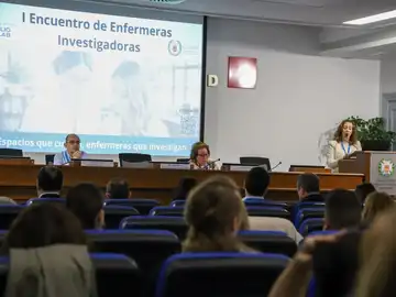 Mesa inaugural del encuentro con Mar Rocha, directora adjunta a la presidencia del CODEM; César Manso, responsable de la Biblioteca del CODEM, y Carmen Sellán Soto mesa inaugural del primer encuentro de enfermeras investigadoras en Madrid