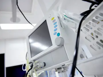 Cumplir la normativa es esencial para asegurar que únicamente las tecnologías que cumplen la regulación estén disponibles para el paciente Cumplir la normativa es esencial para asegurar que únicamente las tecnologías que cumplen la regulación estén disponibles para el paciente