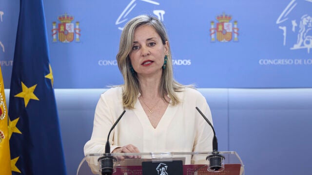 La diputada de Sumar Ver&oacute;nica Mart&iacute;nez Barbero durante una rueda de prensa, en el Congreso de los Diputados, a 9 de abril de 2026, en Madrid (Espa&ntilde;a). 09 ABRIL 2026 Jes&uacute;s Hell&iacute;n / Europa Press 09/04/2026