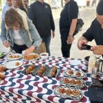 Los cocineros que participan en el festival de la croqueta de Alicante montando hoy los platos en la presentaci&oacute;n del evento gastron&oacute;mico