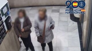 Imagen captada por una c&aacute;mara de videovigilancia en la que aparece la detenida junto a otra mujer en el interior de un edificio residencial de Almer&iacute;a.REMITIDA / HANDOUT por POLIC&Iacute;A NACIONALFotograf&iacute;a remitida a medios de comunicaci&oacute;n exclusivamente para ilustrar la noticia a la que hace referencia la imagen, y citando la procedencia de la imagen en la firma09/04/2026