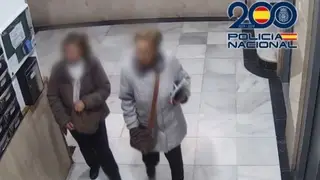 Imagen captada por una cámara de videovigilancia en la que aparece la detenida junto a otra mujer en el interior de un edificio residencial de Almería Imagen captada por una cámara de videovigilancia en la que aparece la detenida junto a otra mujer en el interior de un edificio residencial de Almería.REMITIDA / HANDOUT por POLICÍA NACIONALFotografía remitida a medios de comunicación exclusivamente para ilustrar la noticia a la que hace referencia la imagen, y citando la procedencia de la imagen en la firma09/04/2026