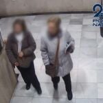 Imagen captada por una c&aacute;mara de videovigilancia en la que aparece la detenida junto a otra mujer en el interior de un edificio residencial de Almer&iacute;a