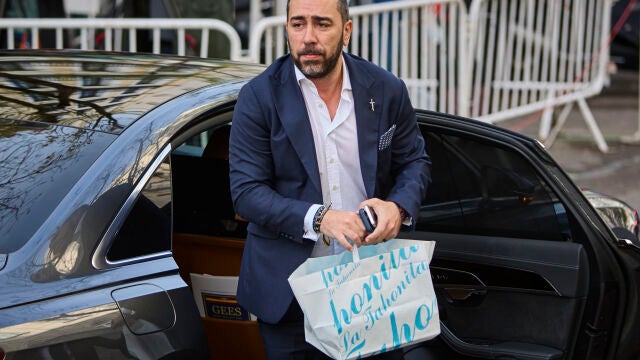 El empresario V&iacute;ctor de Aldama (que ha entregado unos dulces a los periodistas) a su llegada este jueves al Tribunal Supremo donde prosigue el juicio de la presunta trama de corrupci&oacute;n para lucrarse con material sanitario durante la pandemia. &copy; Alberto R. Rold&aacute;n / Diario La Raz&oacute;n. 09 04 2026 