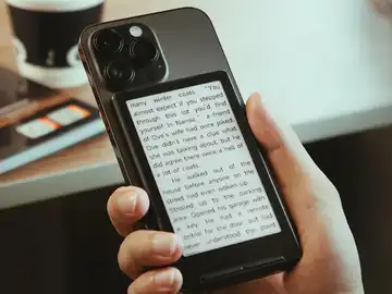 Si tu móvil te impide leer, necesitas este gadget: solo cuesta 40 euros y funciona como un mini lector de libros electrónicos XTEINK X4