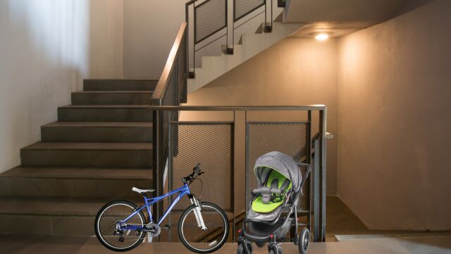 Bicicletas y carritos de beb&eacute; en el rellano: cu&aacute;ndo la comunidad est&aacute; autorizada a retirarlos