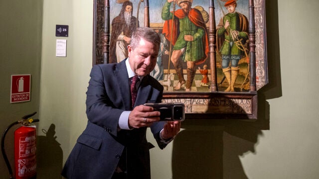 SIG&Uuml;ENZA (GUADALAJARA), 09/04/2026.- El presidente de la Junta de Castilla-La Mancha, Emiliano Garc&iacute;a-Page, toma fotos en el marco de su asistencia a la entrega de los bienes art&iacute;sticos incautados en Yebes y Pareja, municipios de la provincia de Guadalajara, por la dictadura franquista en el Museo Diocesano de Arte Antiguo de Sig&uuml;enza, este jueves. EFE/ Nacho Izquierdo 