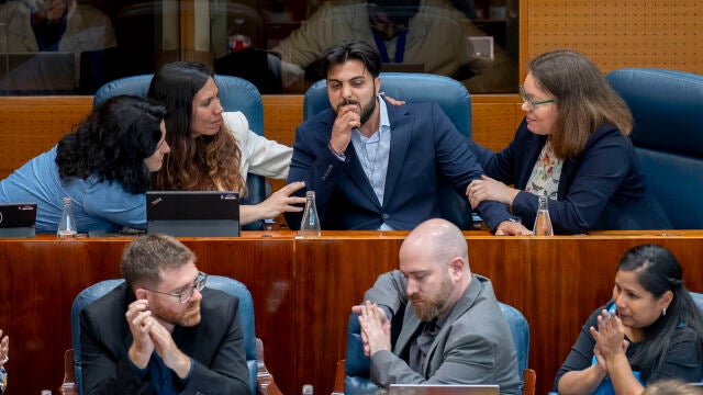 El diputado de M&aacute;s Madrid, Samuel Escudero (c), durante el Pleno de la Asamblea de Madrid, a 9 de abril de 2026, en Madrid (Espa&ntilde;a). La Asamblea de Madrid aprueba hoy con la mayor&iacute;a absoluta del PP y por lectura &uacute;nica la ley que permitir&aacute; a la Comunidad ejercer la acci&oacute;n popular en casos en los que se atente contra el patrimonio natural, hist&oacute;rico-art&iacute;stico o se cometan delitos destinados a entorpecer el desarrollo de eventos y espect&aacute;culos p&uacute;blicos, como fue el caso de los disturbios en la &uacute;...
