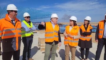 El consejero en funciones de Fomento, Vivienda, Log&iacute;stica y Cohesi&oacute;n Territorial del Gobierno de Arag&oacute;n, Octavio L&oacute;pez, y la alcaldesa de Teruel, Emma Buj, visitan las obras en el aeropuerto de Teruel. REMITIDA / HANDOUT por GOBIERNO DE ARAG&Oacute;N Fotograf&iacute;a remitida a medios de comunicaci&oacute;n exclusivamente para ilustrar la noticia a la que hace referencia la imagen, y citando la procedencia de la imagen en la firma 09/04/2026
