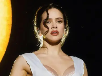 ¿Quién acompañará a Rosalía en su primer concierto en Barcelona? Predicciones de los artistas sorpresa que podrían subir al escenario Rosalía con cejas más rectas y suavizadas