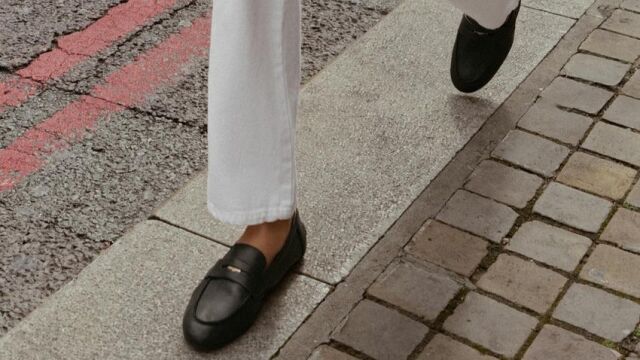 Mocasines negros de piel de Zara combinados con pantal&oacute;n blanco