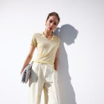 Mango quiere que te vistas de amarillo pastel esta primavera (y estas prendas lo confirman).