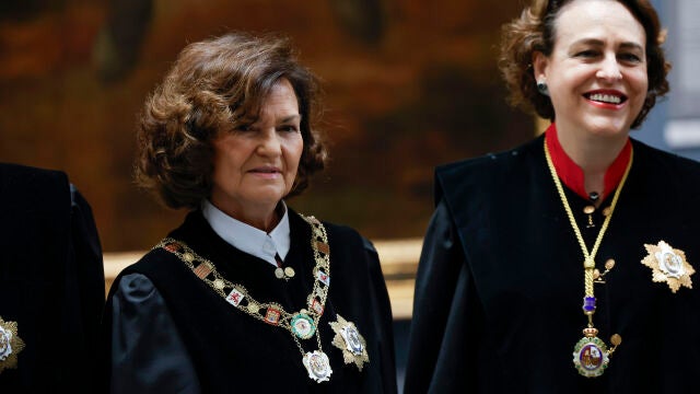 MADRID, 09/04/2026.- La presidenta del Consejo de Estado, Carmen Calvo (i) y Magdalena Valerio, que forman parte de la Comisi&oacute;n Permanente de la instituci&oacute;n durante la fotograf&iacute;a que los miembros del Consejo se han hecho ante el cuadro de Tiziano que muestra al emperador Carlos V, que fue quien cre&oacute; esta instituci&oacute;n en 1526 en Granada, en la batalla de M&uuml;hlberg, este jueves en el Museo del Prado, Madrid para conmemorar los 500 a&ntilde;os de la misma. EFE/ Zipi Aragon 