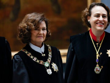 MADRID, 09/04/2026.- La presidenta del Consejo de Estado, Carmen Calvo (i) y Magdalena Valerio, que forman parte de la Comisi&oacute;n Permanente de la instituci&oacute;n durante la fotograf&iacute;a que los miembros del Consejo se han hecho ante el cuadro de Tiziano que muestra al emperador Carlos V, que fue quien cre&oacute; esta instituci&oacute;n en 1526 en Granada, en la batalla de M&uuml;hlberg, este jueves en el Museo del Prado, Madrid para conmemorar los 500 a&ntilde;os de la misma. EFE/ Zipi Aragon 