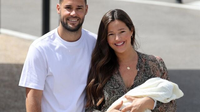 Malena Costa y Mario Su&aacute;rez presentan plet&oacute;ricos a su tercera hija, Margot: "Por m&iacute; tendr&iacute;a 2 o 3 m&aacute;s"