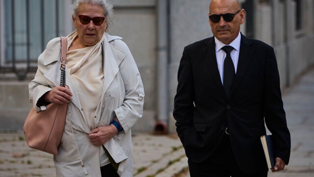 Carmen Pano y su hija Leonor Gonz&aacute;lez Pano, a su llegada este jueves al Tribunal Supremo donde prosigue el juicio de la presunta trama de corrupci&oacute;n para lucrarse con material sanitario durante la pandemia con la declaraci&oacute;n de testigos como Carmen Pano, quien afirma haber llevado sobres con dinero en efectivo a la sede del PSOE &copy; Alberto R. Rold&aacute;n / Diario La Raz&oacute;n. 09 04 2026 