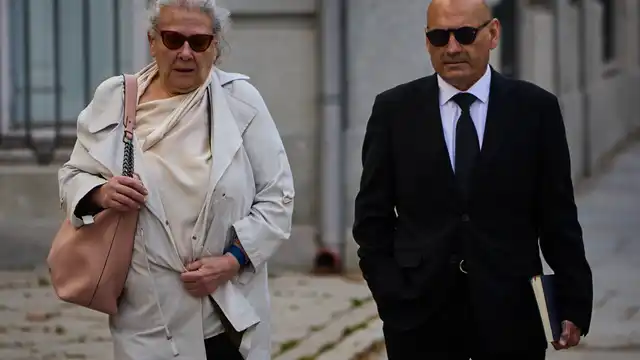 Carmen Pano y su hija Leonor González Pano, a su llegada este jueves al Tribunal Supremo donde prosigue el ju Carmen Pano y su hija Leonor González Pano, a su llegada este jueves al Tribunal Supremo donde prosigue el juicio de la presunta trama de corrupción para lucrarse con material sanitario durante la pandemia con la declaración de testigos como Carmen Pano, quien afirma haber llevado sobres con dinero en efectivo a la sede del PSOE © Alberto R. Roldán / Diario La Razón. 09 04 2026