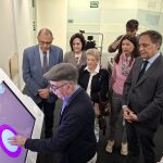 El alcalde de Salamanca, Carlos Garc&iacute;a Carbayo, y el presidente de la Asociaci&oacute;n de Padres de Personas con Par&aacute;lisis Cerebral y Encefalopat&iacute;as Afines de Salamanca (Aspace), Jes&uacute;s Alberto Mart&iacute;n Herrero, presentan el nuevo sistema de terapia interactivo Myro para personas con pluridiscapacidad