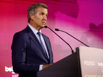 Feijóo condena "la deriva belicita" mundial: "La mesura debe sustituir a la barbarie" GRAFCAT1004. BARCELONA (ESPAÑA), 10/04/2026.- El líder del PP, Albert Núñez Feijóo, durante su intervención en el European Pulse Forum, que organizan el medio 'Politico' y el gabinete de incidencia pública BeBartlet, desde donde ha condenado este viernes la "deriva belicista que recorre el mundo", ha apelado a la "contención" y la "desescalada" y ha instado a que "todos los países juntos" empujen para que "la mesura sustituya a la barbarie".EFE/ Quique García