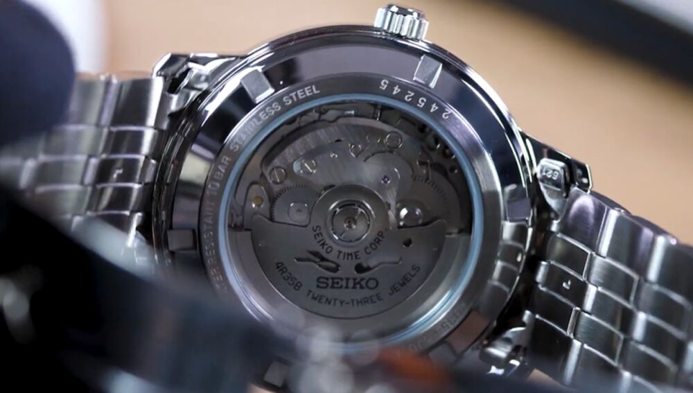 La parte trasera es hipnótica: deja al descubierto parte del movimiento del reloj