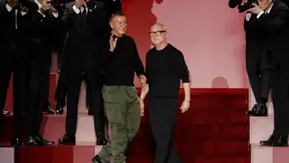 Stefano Gabbana da un paso atrás en Dolce & Gabbana. Stefano Gabbana da un paso atrás en Dolce & Gabbana.