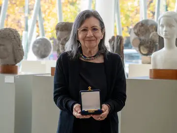 Escritora peruana Carmen Ollé recibe el Premio Iberoamericano de Letras José Donoso AME1816. TALCA (CHILE), 09/04/2026.- Fotografía cedida por la Universidad de Talca que muestra a la escritora peruana Carmen Ollé posando con el Premio Iberoamericano de Letras José Donoso 2025 este jueves, en Talca (Chile). EFE/ Universidad de Talca /SOLO USO EDITORIAL/ NO VENTAS/ SOLO DISPONIBLE PARA ILUSTRAR LA NOTICIA QUE ACOMPAÑA (CRÉDITO OBLIGATORIO)