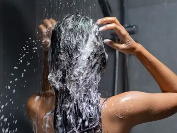 Los peluqueros lo confirman: estás lavándote mal el pelo y este es el detalle que lo cambia todo Los peluqueros lo confirman: estás lavándote mal el pelo y este es el detalle que lo cambia todo