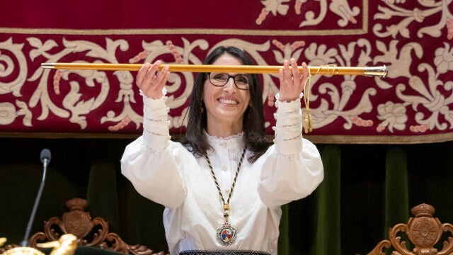 Rosa Crujeiras, recibe el bastón de mando de manos de Antonio López, (i) y se convierte en la primera mujer rectora de la Universidad de Santiago en más de 500 años de historia Rosa Crujeiras, recibe el bastón de mando de manos de Antonio López, (i) y se convierte en la primera mujer rectora de la Universidad de Santiago en más de 500 años de historia