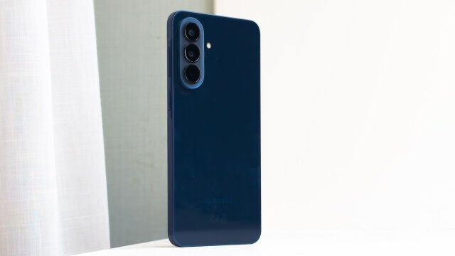 La parte trasera del Samsung Galaxy A57, en color azul