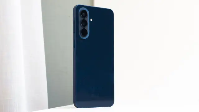 La parte trasera del Samsung Galaxy A57, en color azul La parte trasera del Samsung Galaxy A57, en color azul